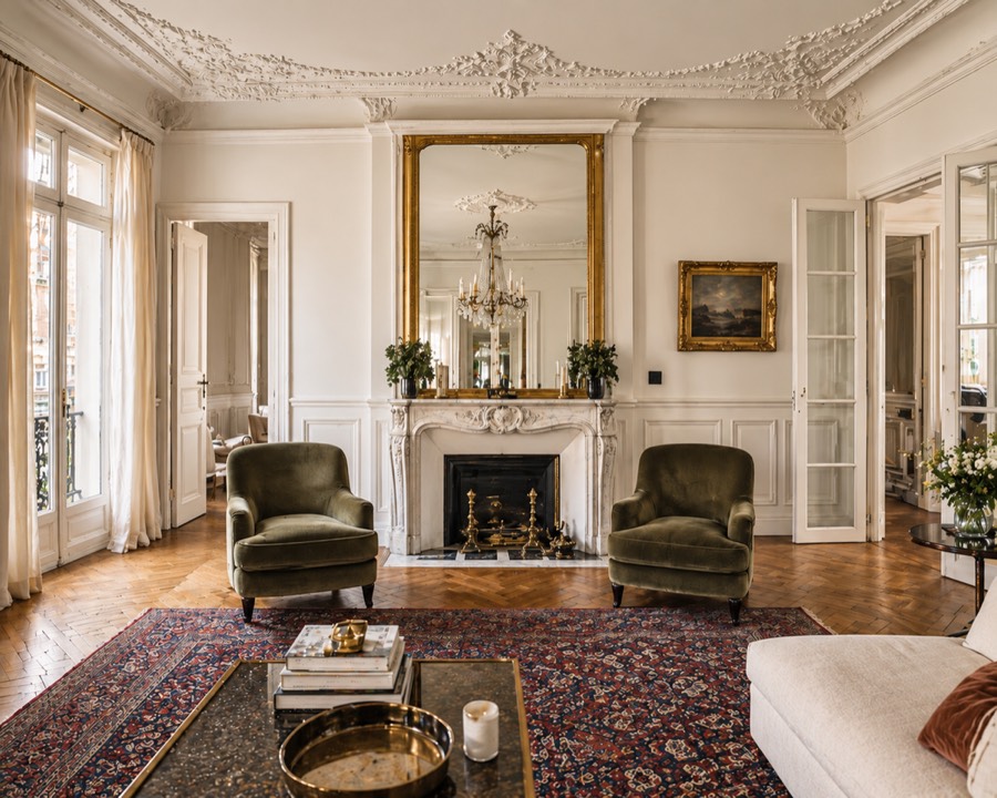 Salon d'un appartement haussmannien avec commande murale Loxone