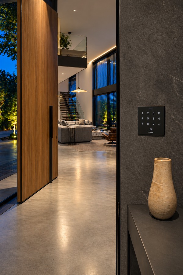 Entrée d'une villa avec clavier NFC Code Touch Loxone au mur