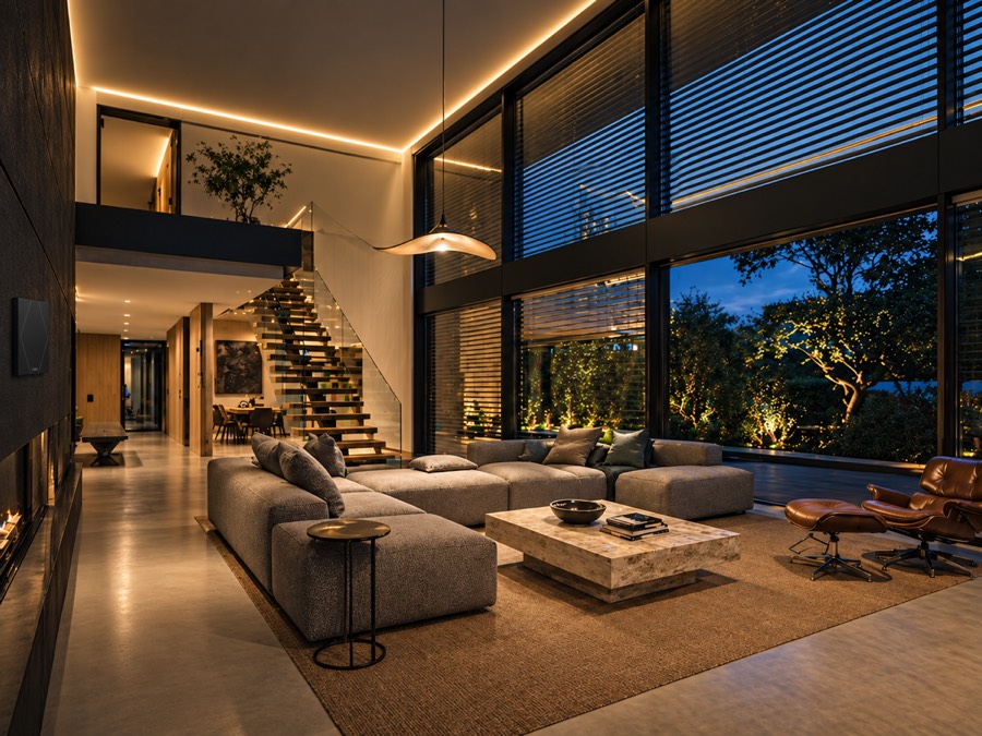 Salon double hauteur d'une villa contemporaine, stores et éclairage pilotés
